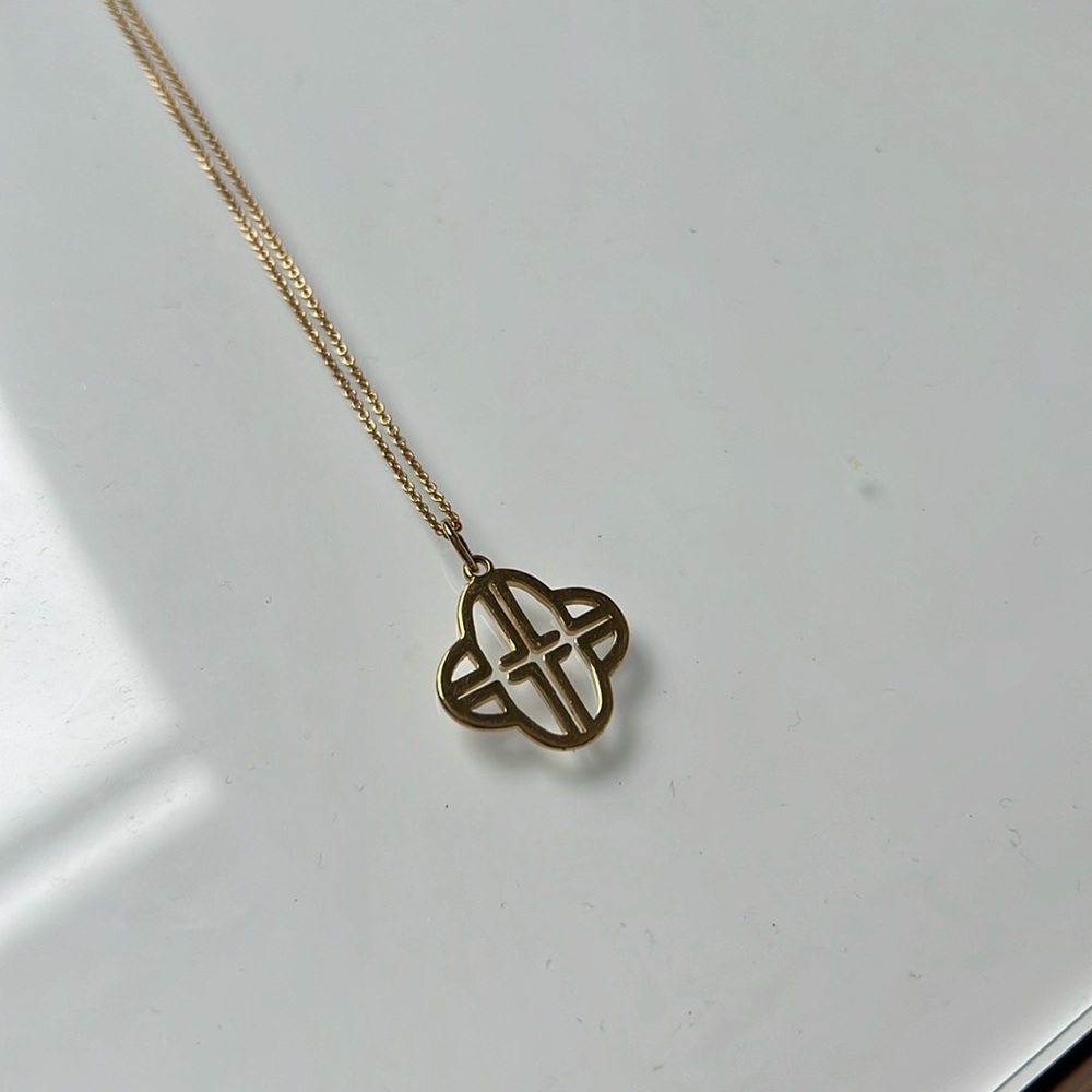 Stella & Dot cloverleaf letter pendant/charm and chain